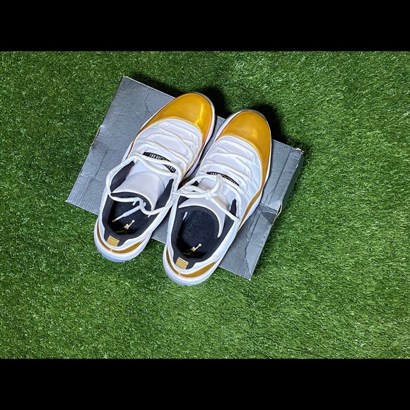 Jordan 11 Low “Closing Ceremony” - Picture 2 of 4